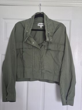 Vigoss Cotton Light Olive  Crop Jacket with Front Zipper. Size L. EUC